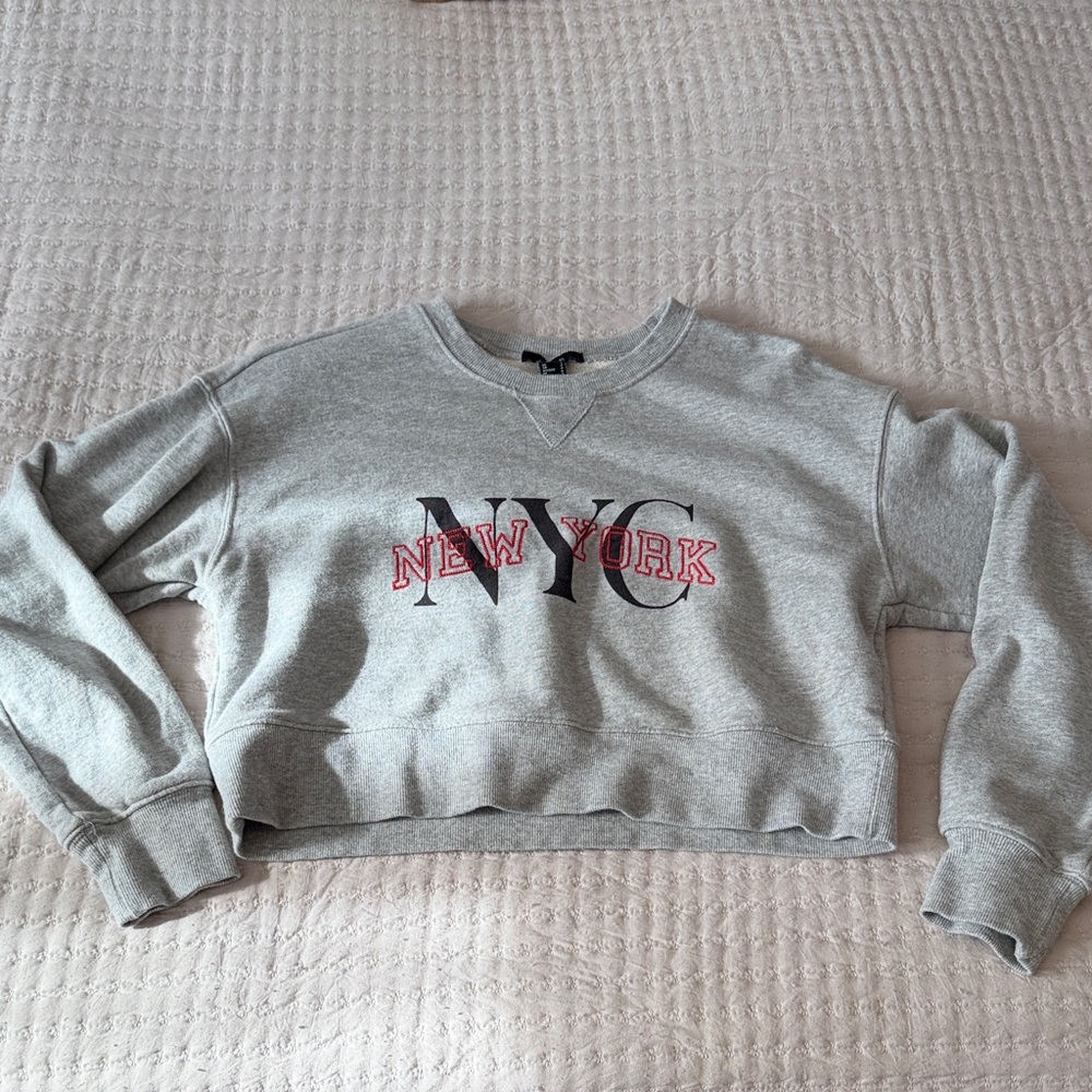 Super Cute Gray NYC Graphic Women's Cropped Sweatshirt Small - Picture 4 of 6
